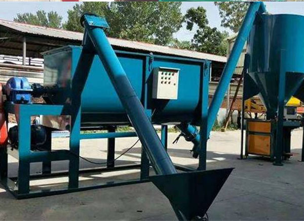 新型有機肥攪拌機實拍