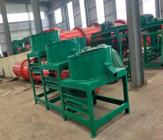 雞糞有機肥加工廠都是如何發(fā)酵堆制有機肥料的？