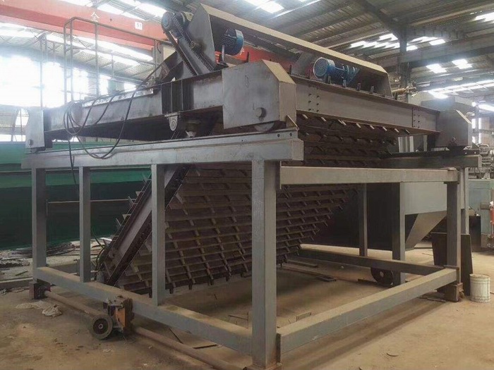 在使用履帶式翻堆機(jī)進(jìn)行作業(yè)時(shí)，堆肥料堆應(yīng)如何堆制？