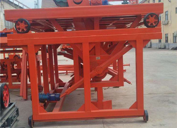 履帶式翻堆機(jī)在進(jìn)行翻拋?zhàn)鳂I(yè)時(shí)需要注意哪些問(wèn)題？